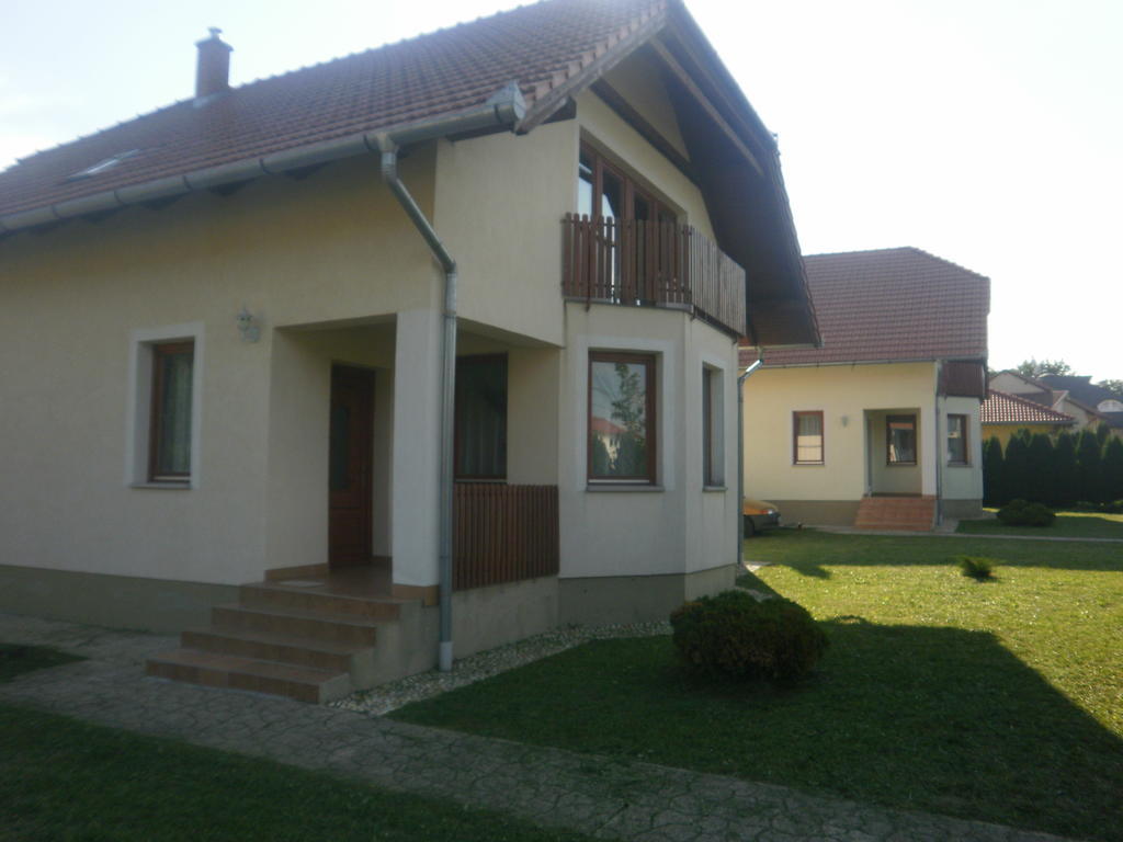 Zalakarosi Egerfa Nyaralohaz Foeldszinti Es Emeleti Apartman Exterior photo