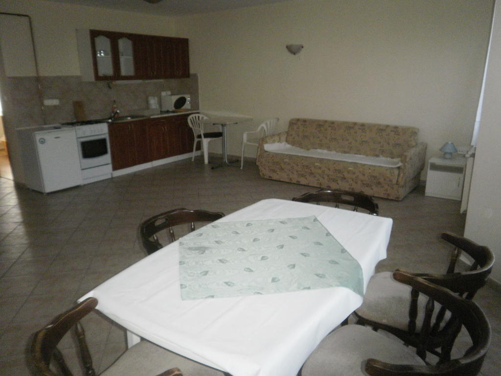 Zalakarosi Egerfa Nyaralohaz Foeldszinti Es Emeleti Apartman Room photo